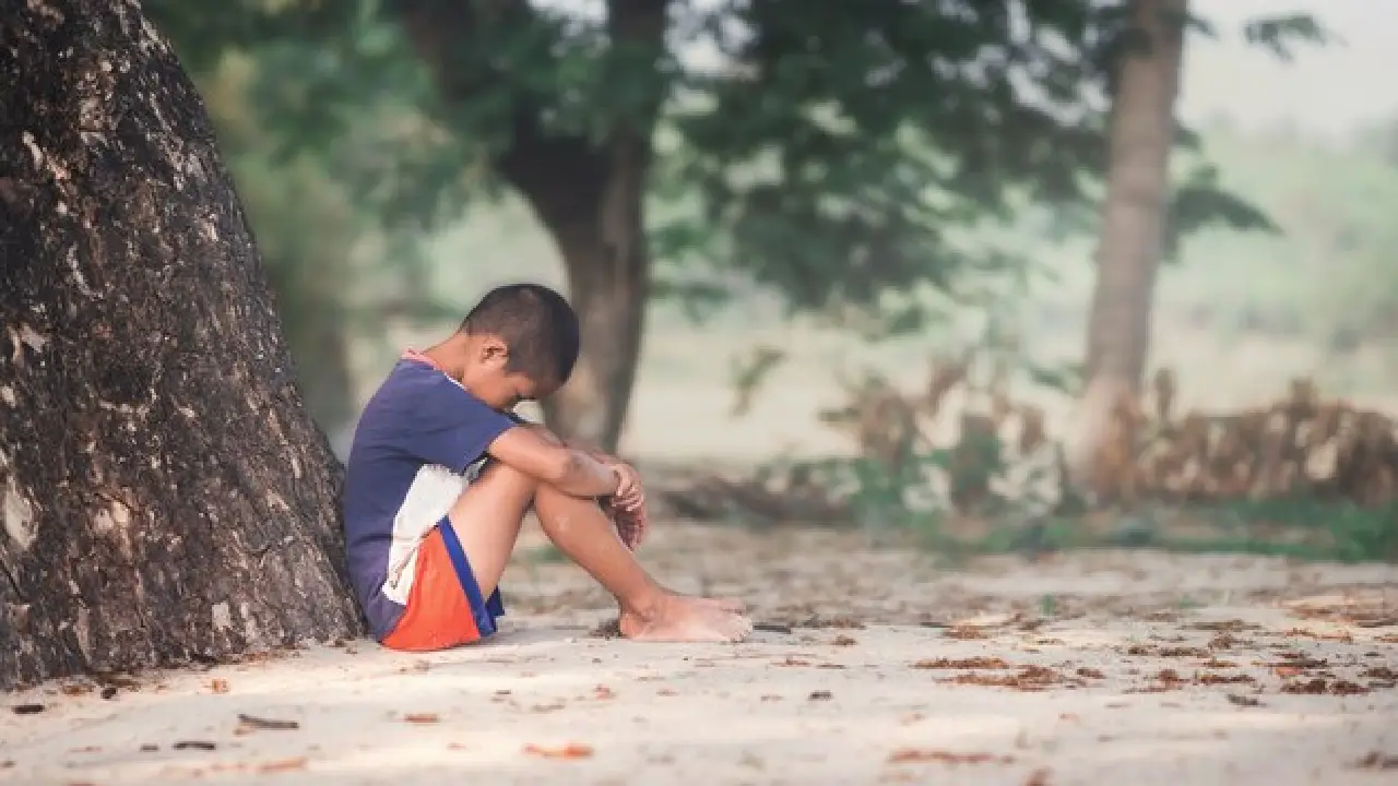 Niño es abandonado por su padre bajo un árbol en Tocoa; buscan a su familia Imagen de Niño es abandonado por su padre bajo un árbol en Tocoa; buscan a su familia