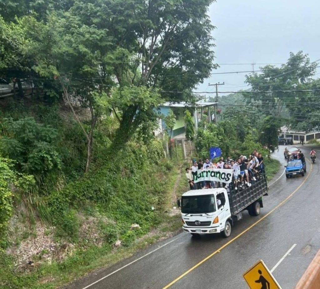 Imagen del camión lleno de personas minutos antes del accidente. Foto: cortesía de redes sociales 