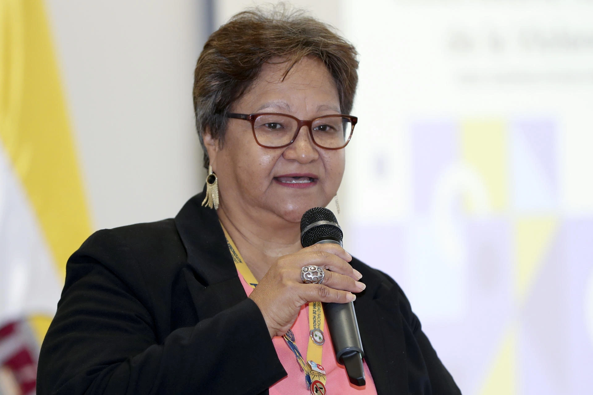 La directora del Observatorio Nacional de la Violencia de la Universidad Nacional Autónoma de Honduras (OV-UNAH), Migdonia Ayestas, habla durante la presentación de un informe sobre violencia contra la mujer este martes, en Tegucigalpa (Honduras). Foto: EFE