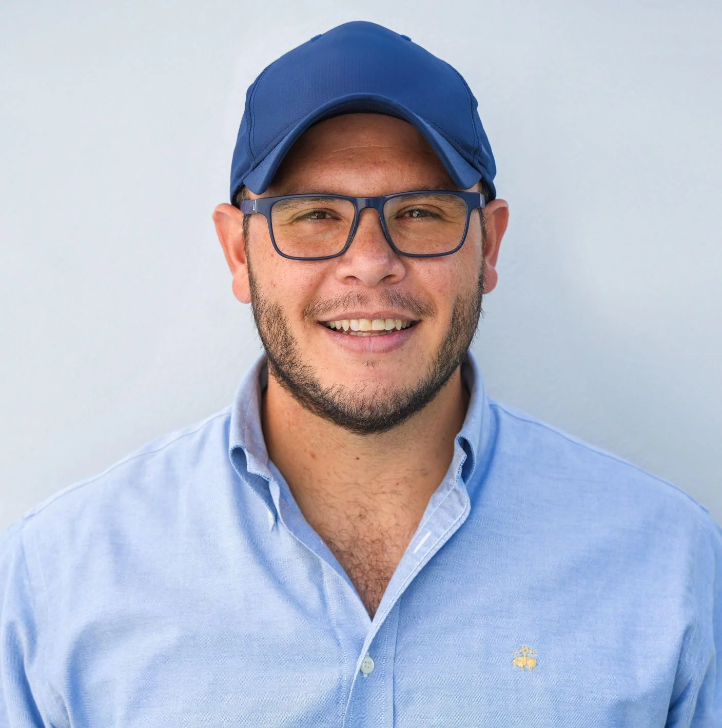 Adolfo Pineda con camisa y gorra azul