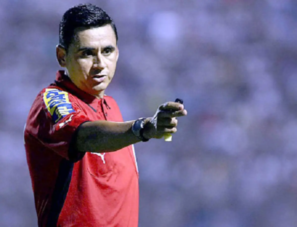 Benigno Pineda arbitro en partido