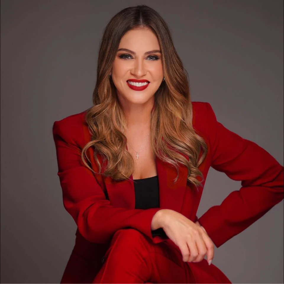 Kritza Pérez con traje rojo