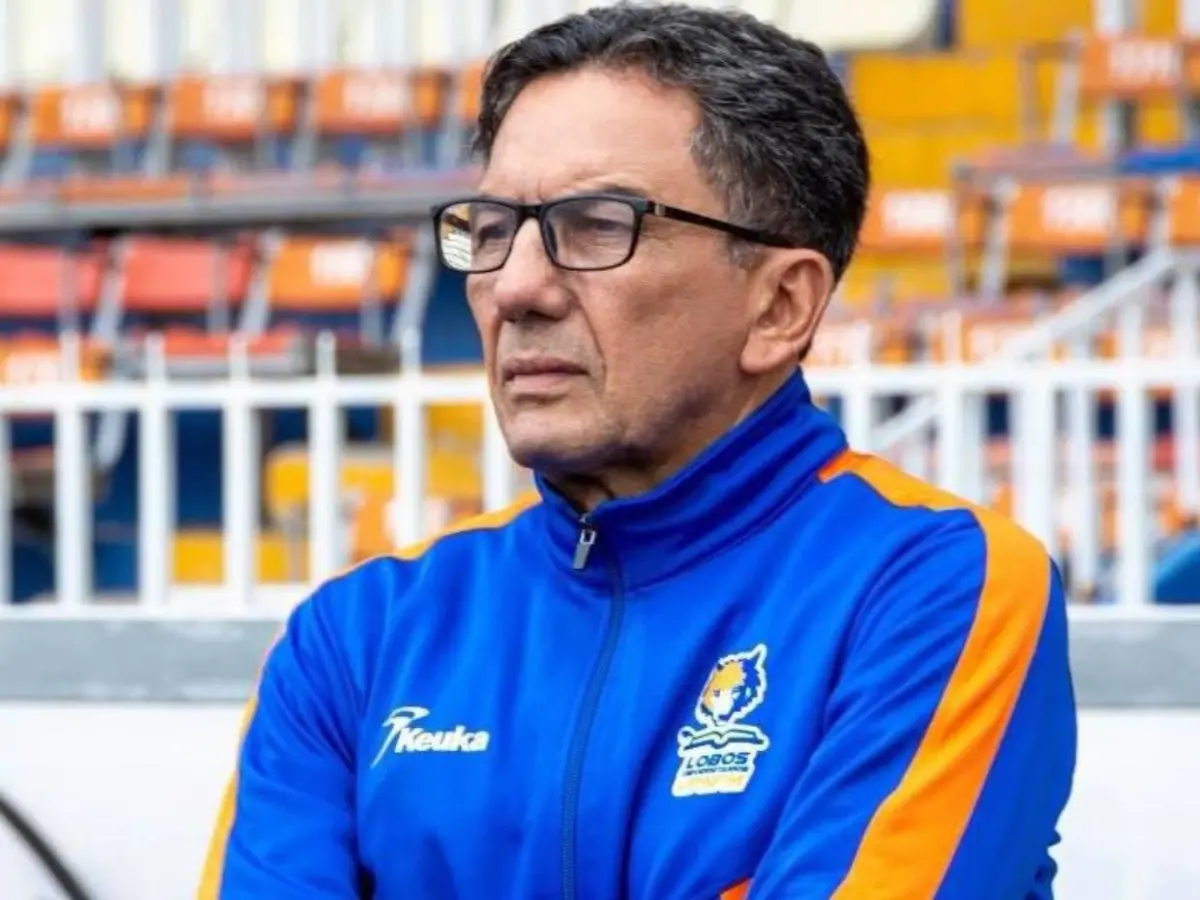 Salomón Nazar en cancha de futbol