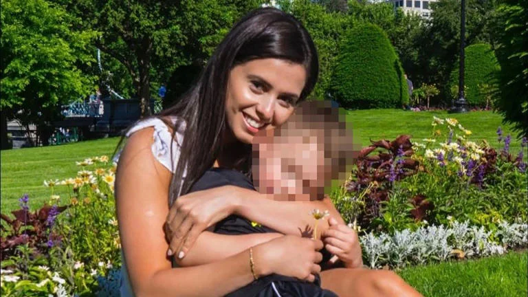 Bruna Caroline Ferreira junto a su pequeño hijo. Foto: cortesía de redes sociales 