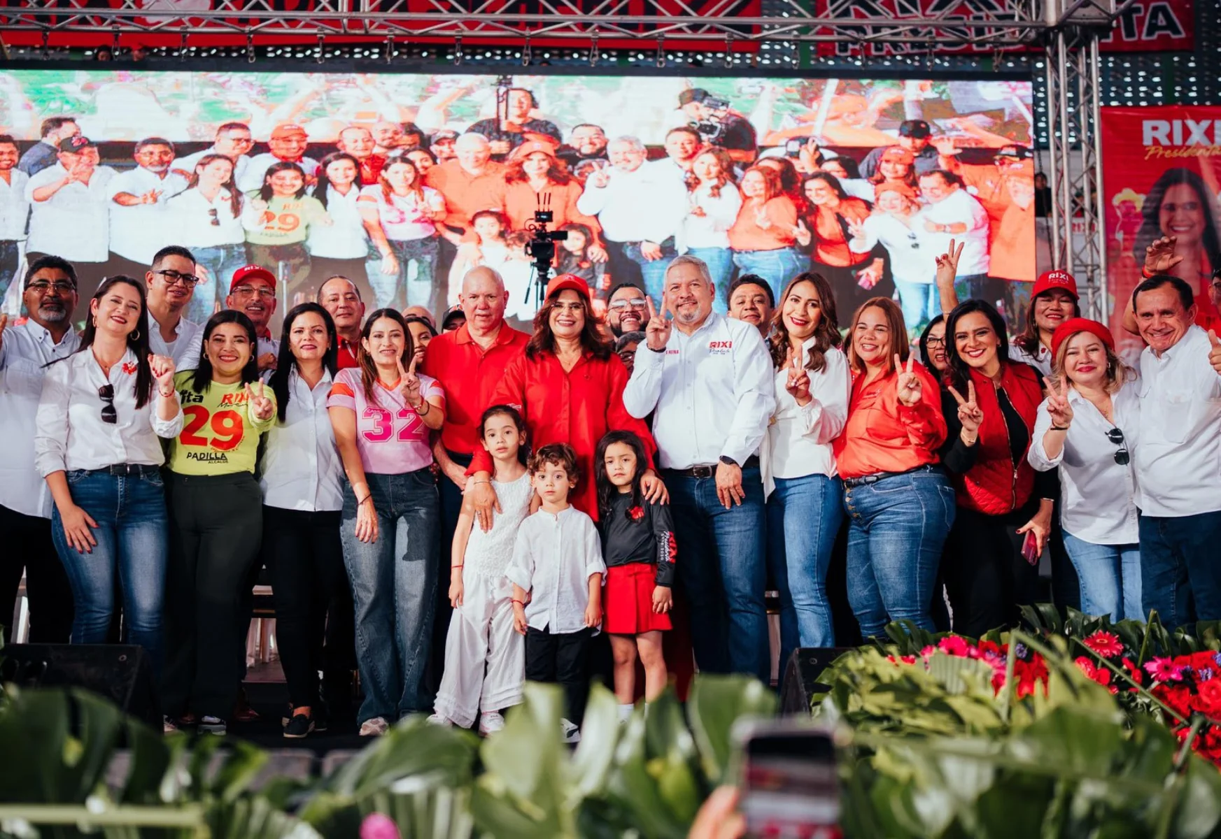 Rixi Moncada junto a políticos