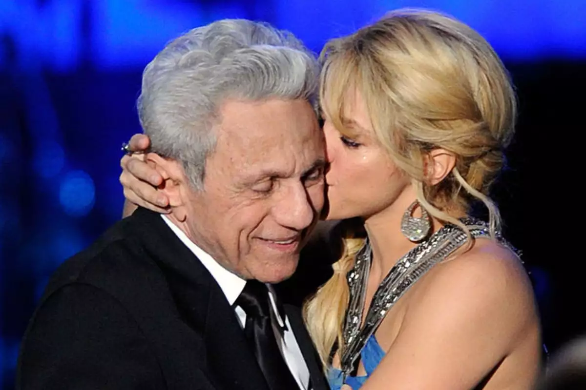 Shakira le da un beso en la mejilla a su padre 