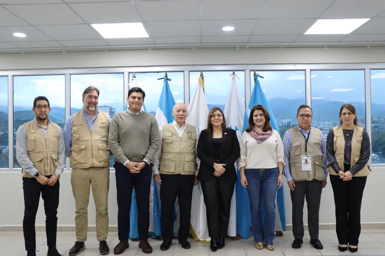 Consejeros del CNE junto a observadores.