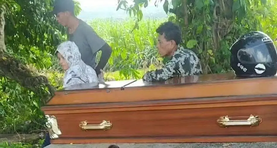 Momento en que el ataúd estaba en la calle