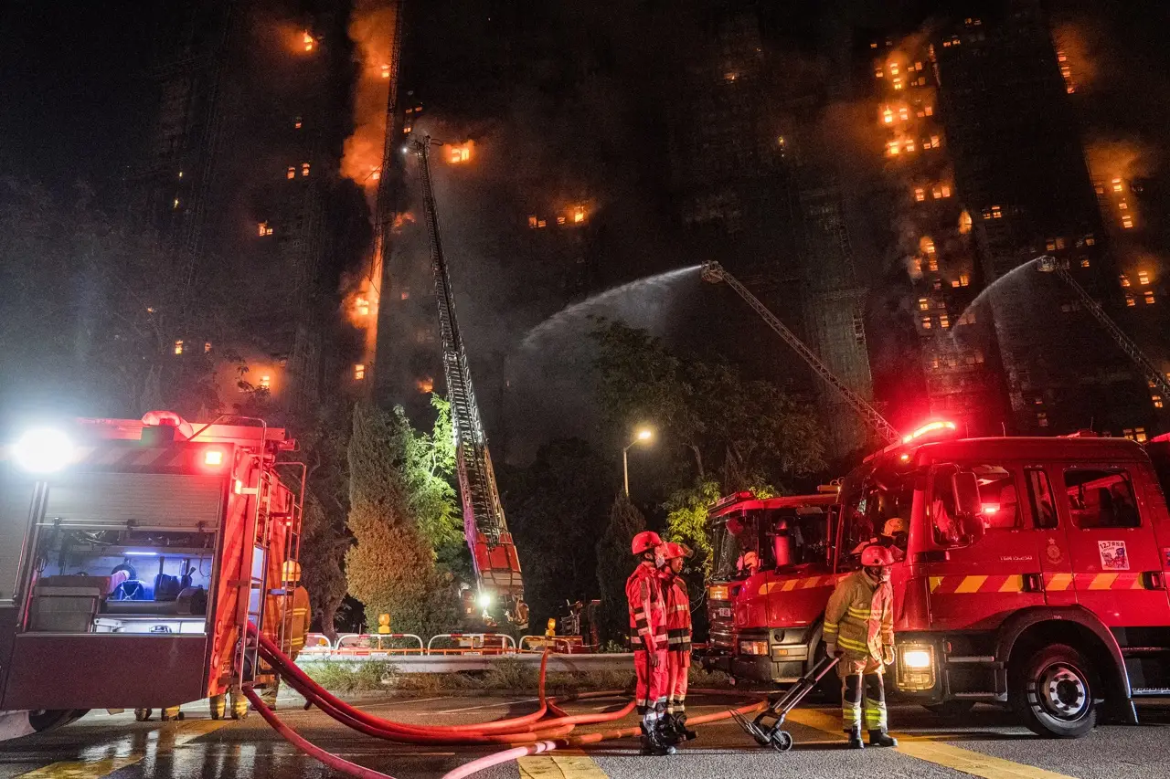 Desesperación por incendio en distrito de viviendas en Hong Kong
