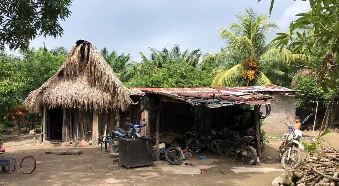 Casa de la familia que le cobran  miles en energía en Tocoa