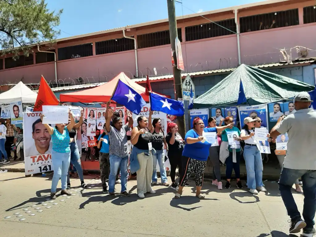 Simpatizantes del Partido Libre y Partido Nacional durante las elecciones internas del pasado 9 de marzo. Foto: cortesía de Reportar Sin Miedo