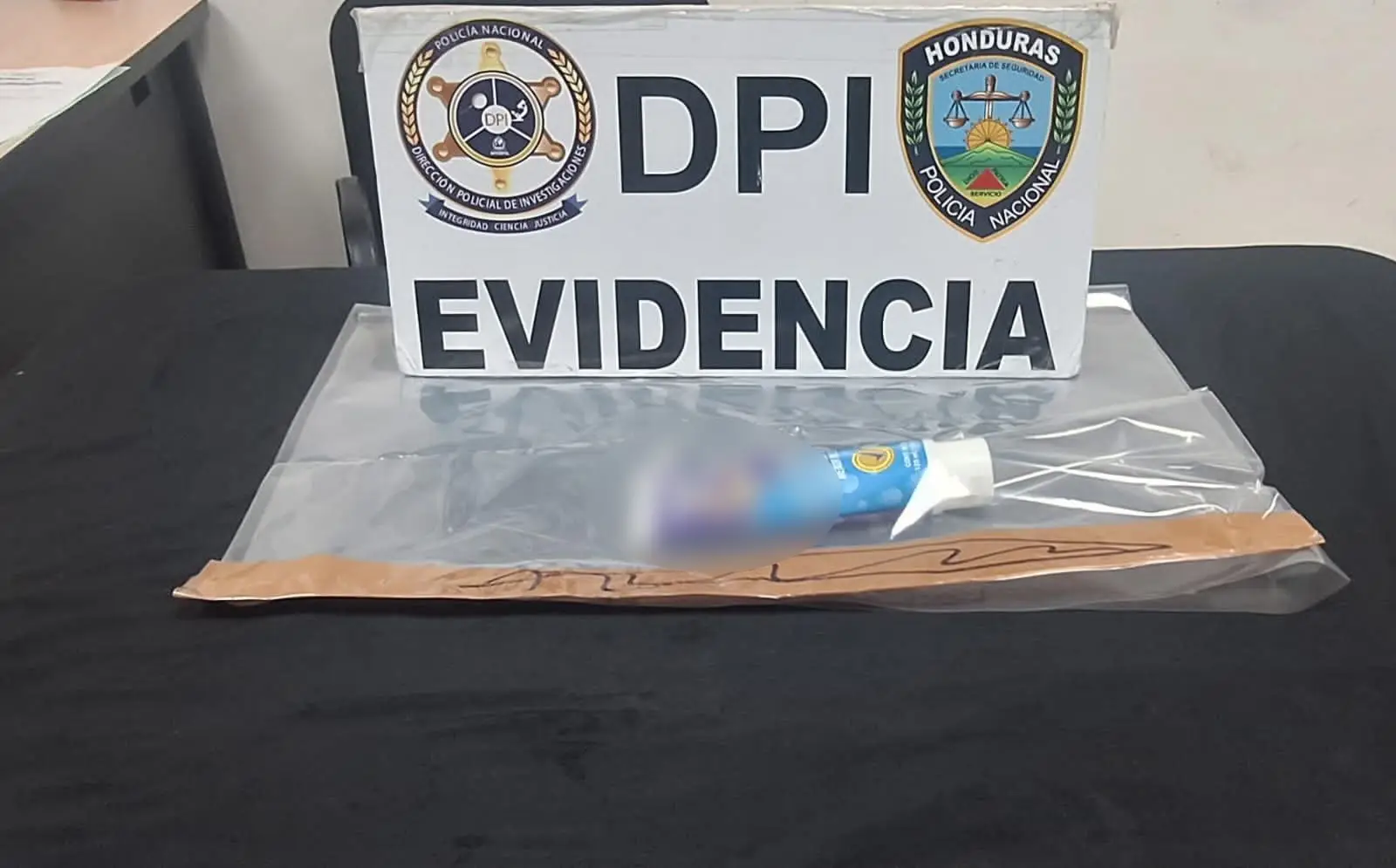 Foto del lubricante encontrado en la casa del pastor hondureño acusado de intentar abusar de niño