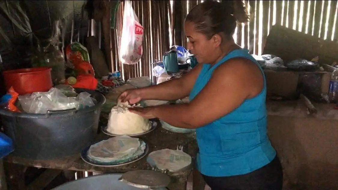 Mujer moliendo tortillas en Tocoa