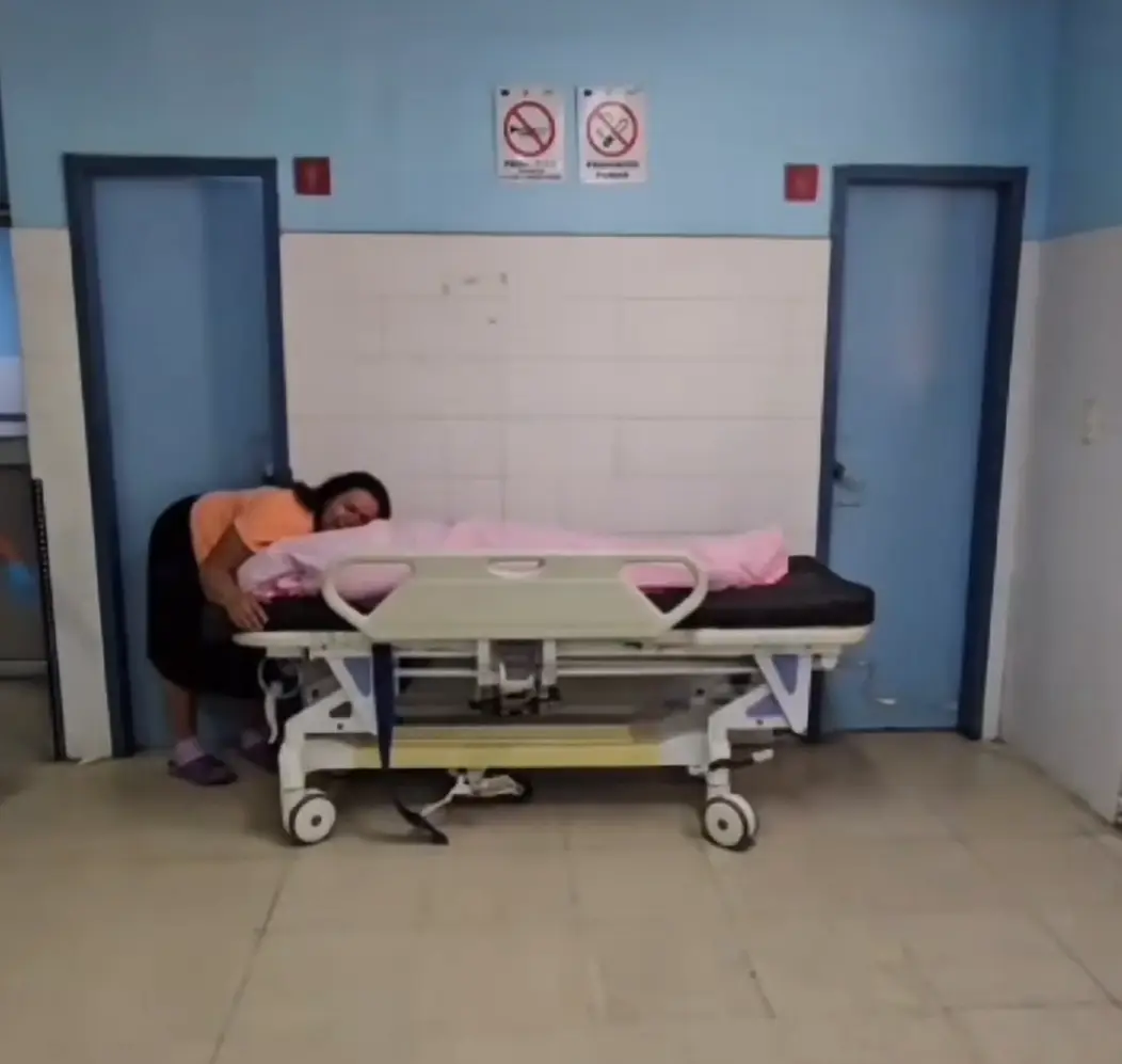 La hondureña llorando sobre el cuerpo de su hija