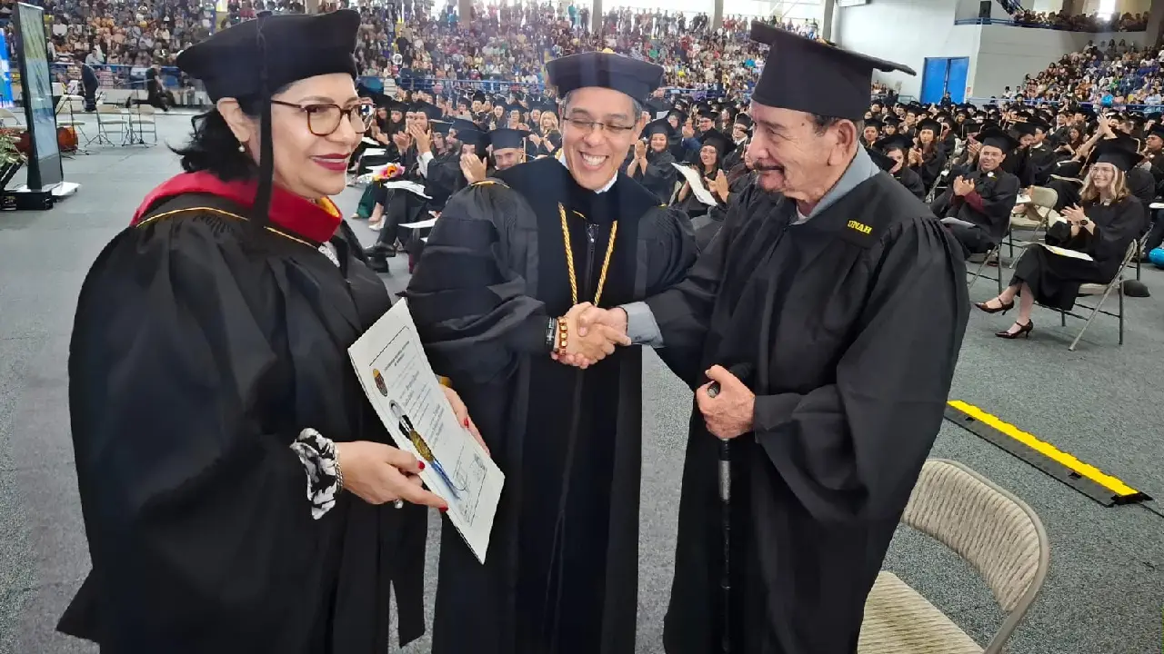 Antonio Zapata recibió su título de abogado 