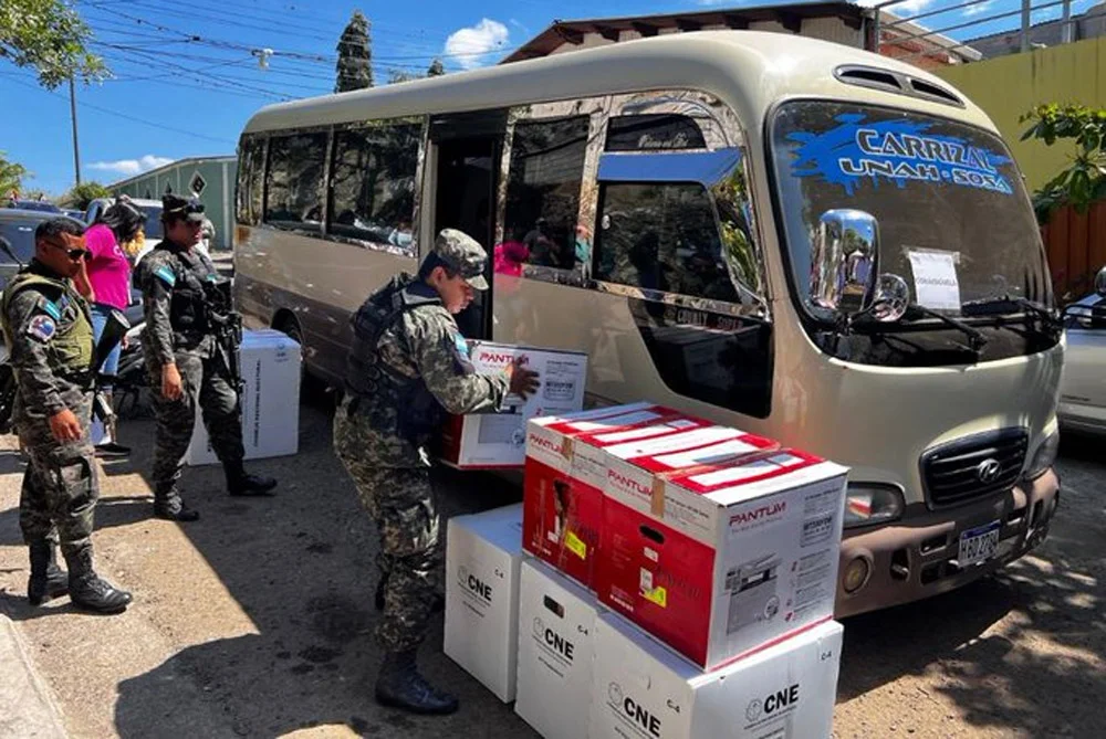 militares bajando maletas electorales de un autobus