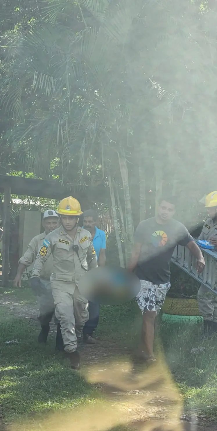 Momento en que Bomberos llevan el cuerpo del joven que murió en Olanchito