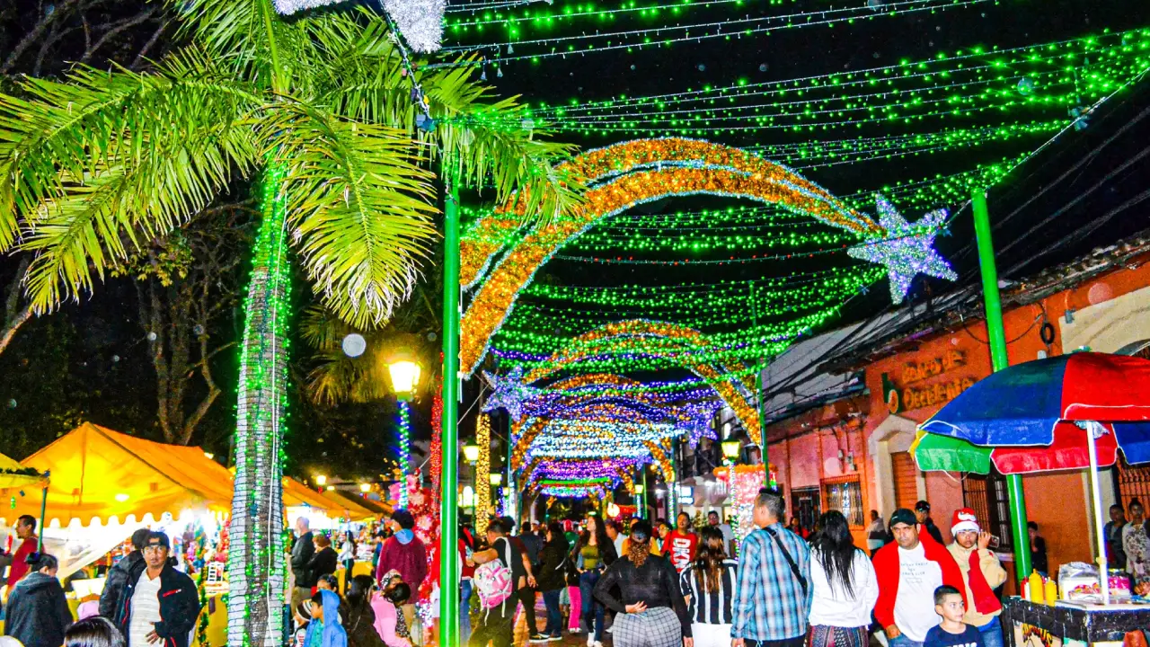 Miles de personas acudieron a la inauguración navideña