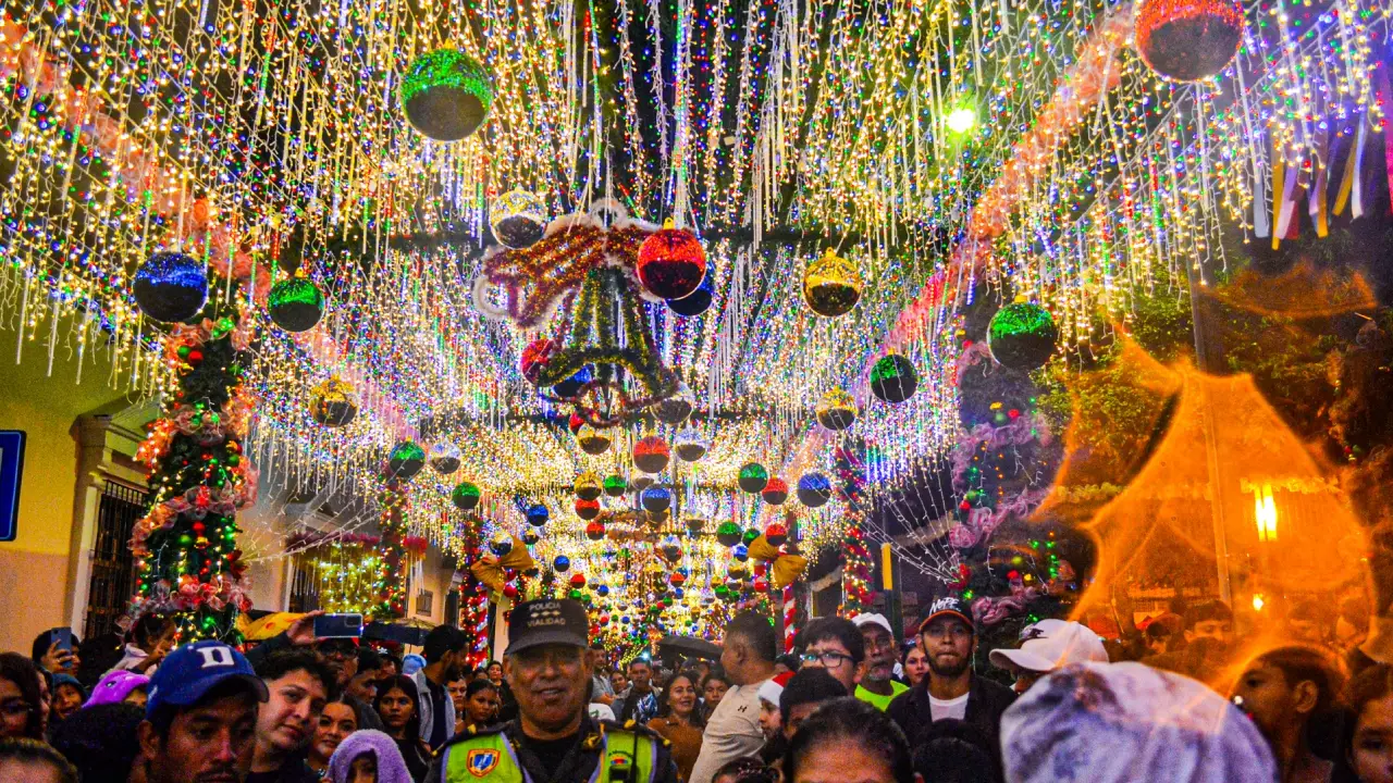 Miles de luces le dan brillo a la ciudad colonial