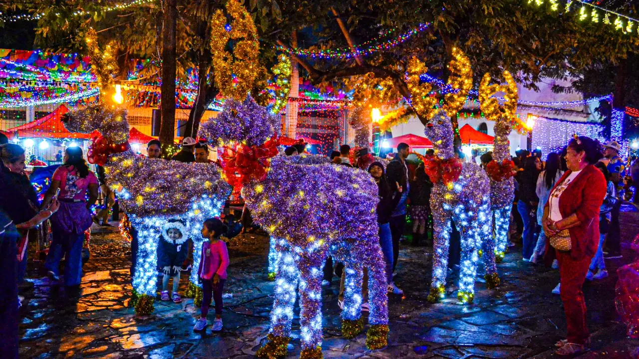 Figuras navideñas decoran las calles de Comayagua