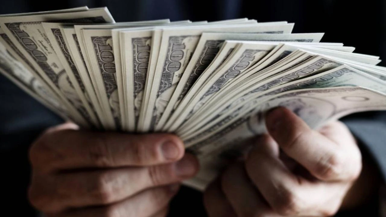 Hombre gana millones en la lotería y lo oculta a esposa por insólita razón