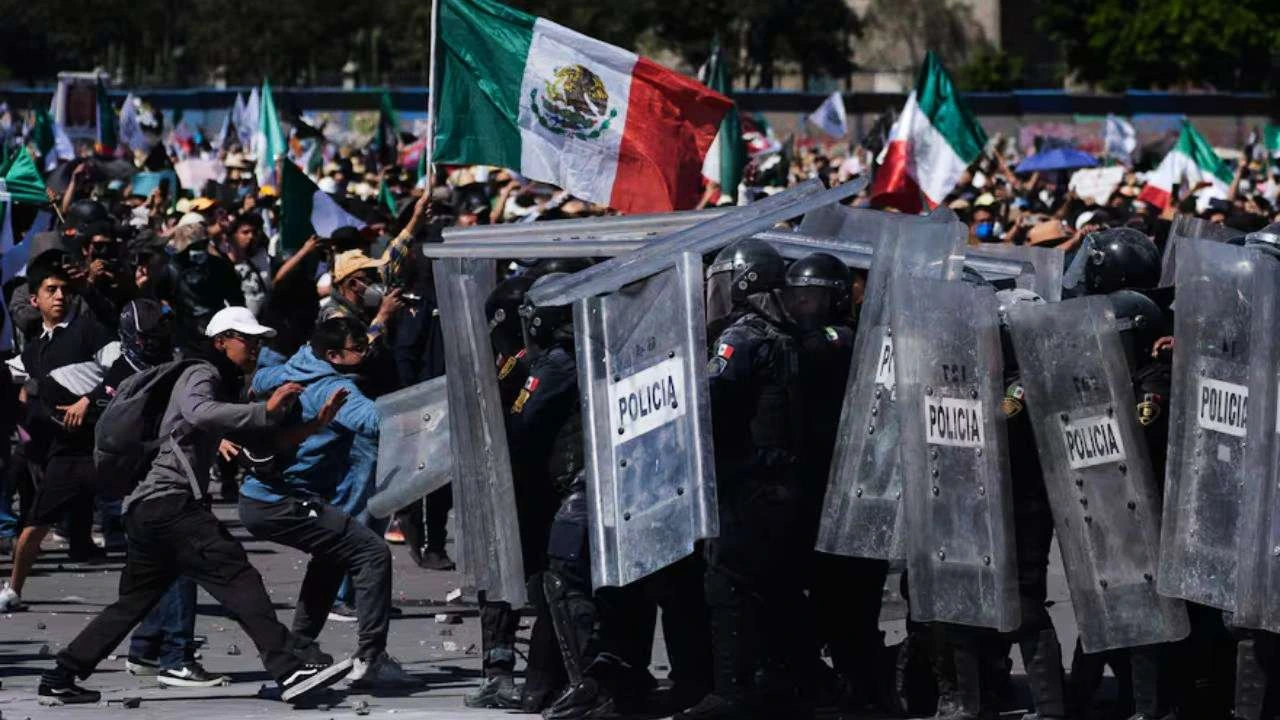 Imagen de Protestas en México dejan 120 heridos; generación Z desafía a Sheinbaum