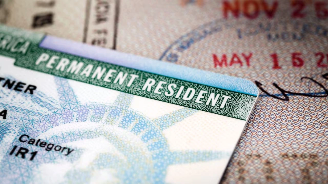 Imagen Principal de Nota: Nueva medida de Trump endurece acceso a la 'green card': esto es lo que cambia