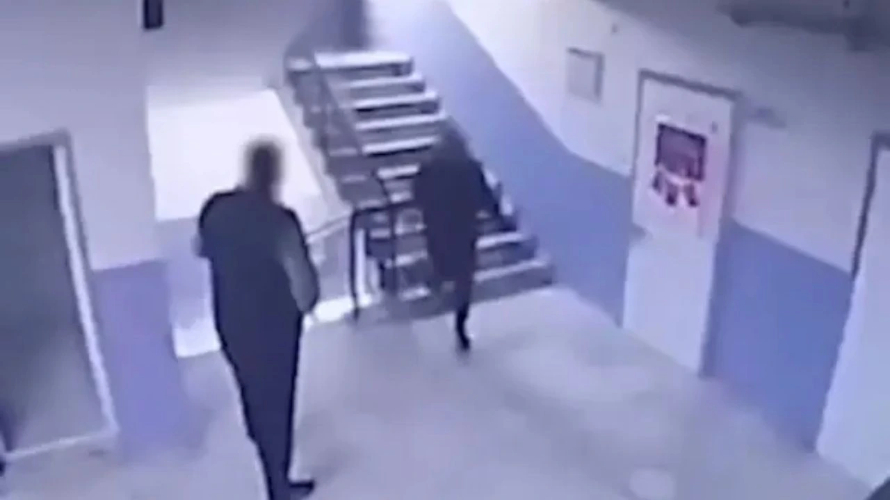 Imagen de Video muestra a director de escuela empujando a niño autista por las escaleras