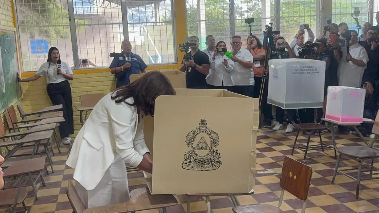 Rixi Moncada votando elecciones