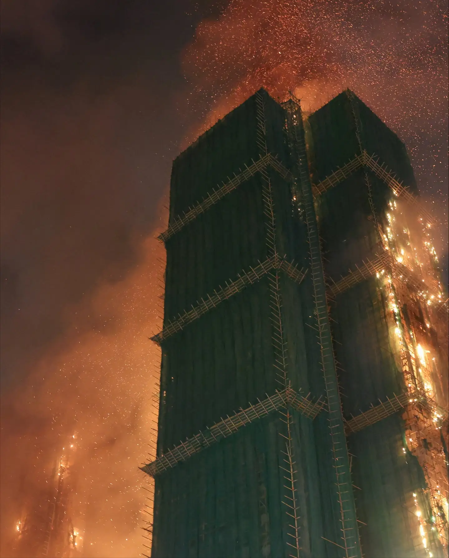 Desesperación por incendio en distrito de viviendas en Hong Kong