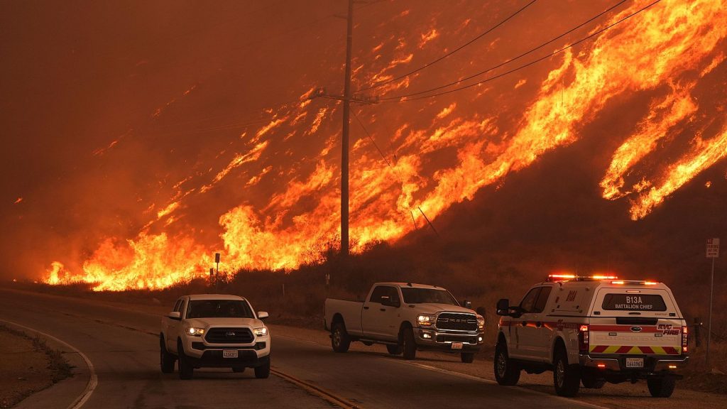 Los bomberos vigilan las llamas provocadas por el incendio Hughe en California. Foto: cortesía de AP