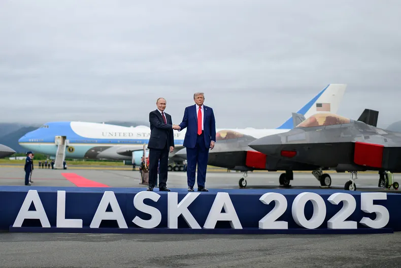 Trump recibió a Putin con alfombra roja y rodeados de cazas de combate. Foto: cortesía de AFP