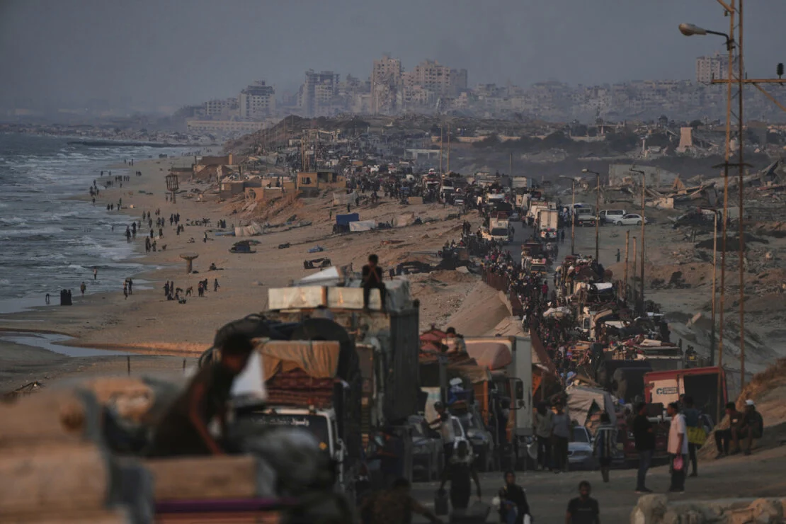 La imagen muestra una larguísima columna de vehículos huyendo de la arrasada ciudad de Gaza. Foto: cortesía de AP