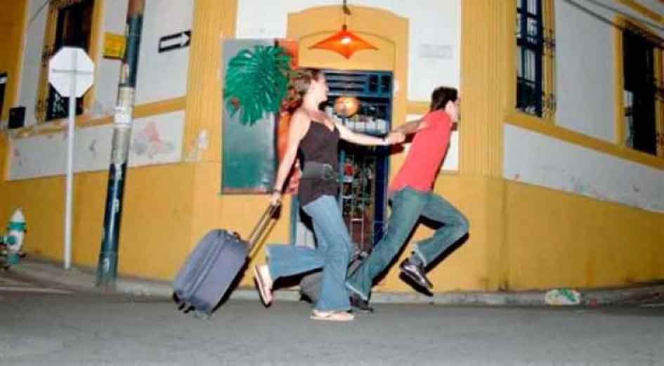 Una pareja corriendo con una maleta. Foto: cortesía de redes sociales 