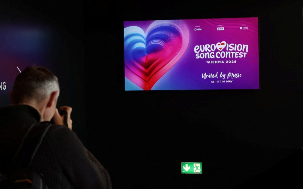 Un fotógrafo toma una fotografía de una pantalla de televisión en el Wiener Stadthalle, sede de Eurovisión el próximo año en Viena, Austria, el 18 de noviembre de 2025. Foto: REUTER