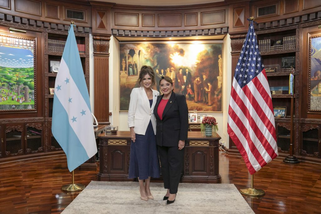 Noem se reunió el miércoles con la presidenta Xiomara Castro en Casa Presidencial. Foto: EFE