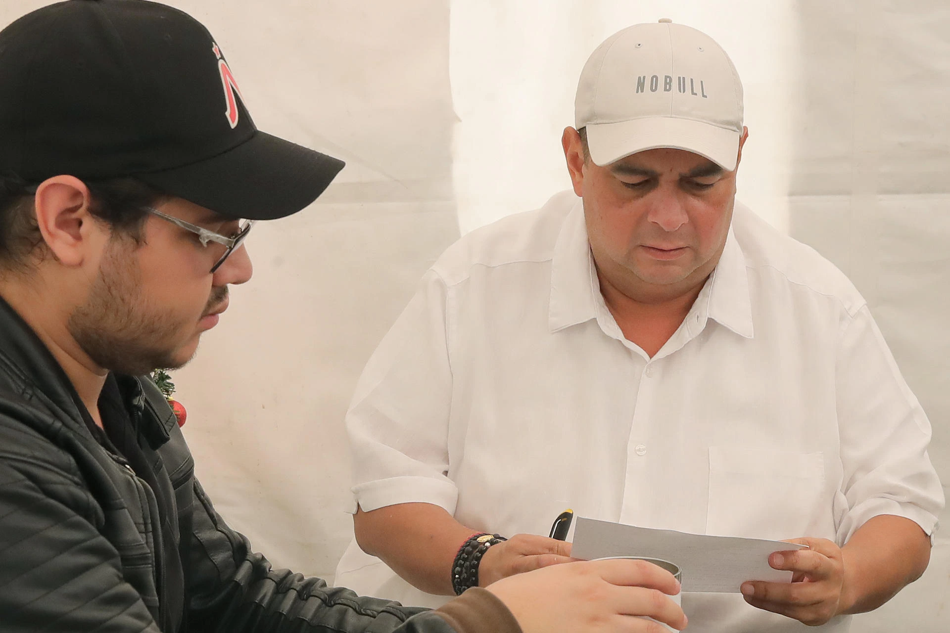 El alcalde capitalino en la carpa instalada en las afueras del INFOP en Tegucigalpa. Foto: EFE
