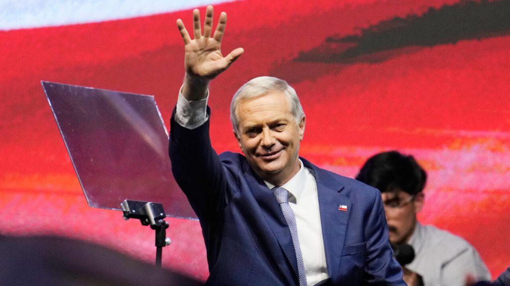 El candidato presidencial José Antonio Kast, del opositor Partido Republicano, saluda a sus seguidores tras ganar la segunda vuelta de las elecciones presidenciales en Santiago de Chile, el domingo 14 de diciembre de 2025. AP - Matias Delacroix