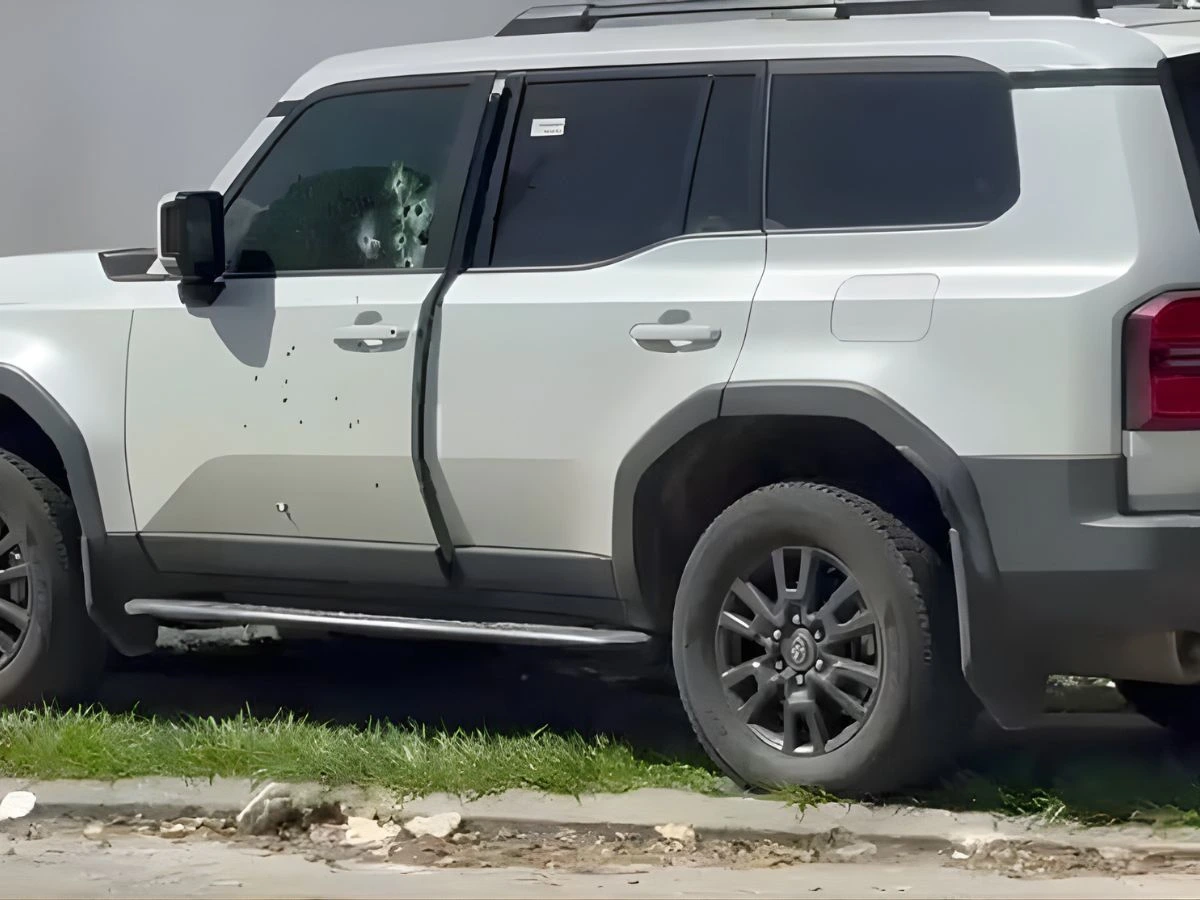 Así quedó el vehículo en el que se conducía Lilian Padilla. Foto: cortesía de redes sociales 