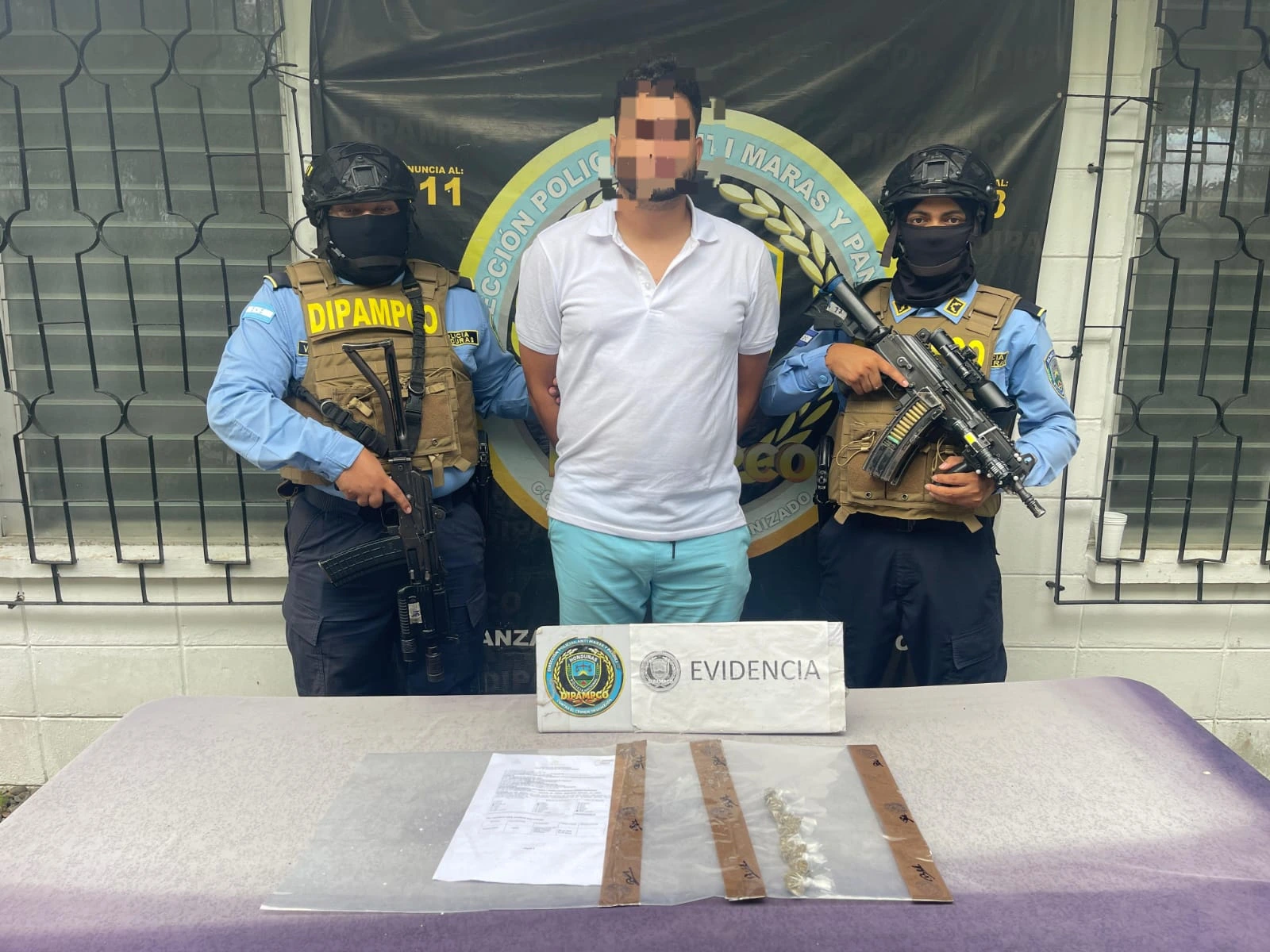 En el operativo se le decomisó una bolsa plástica que contenía varios envoltorios de hierba seca, supuesta marihuana. Foto: cortesía de la Policía Nacional