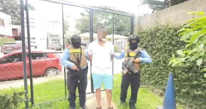El arrestado fue puesto a disposición de la Fiscalía competente para que continúe con el proceso legal correspondiente. Foto: cortesía de la Policía Nacional