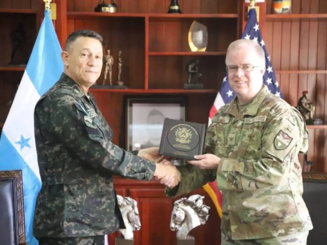 general Héctor Valerio y  coronel Víctor Allan Kent sosteniéndose la mano. 