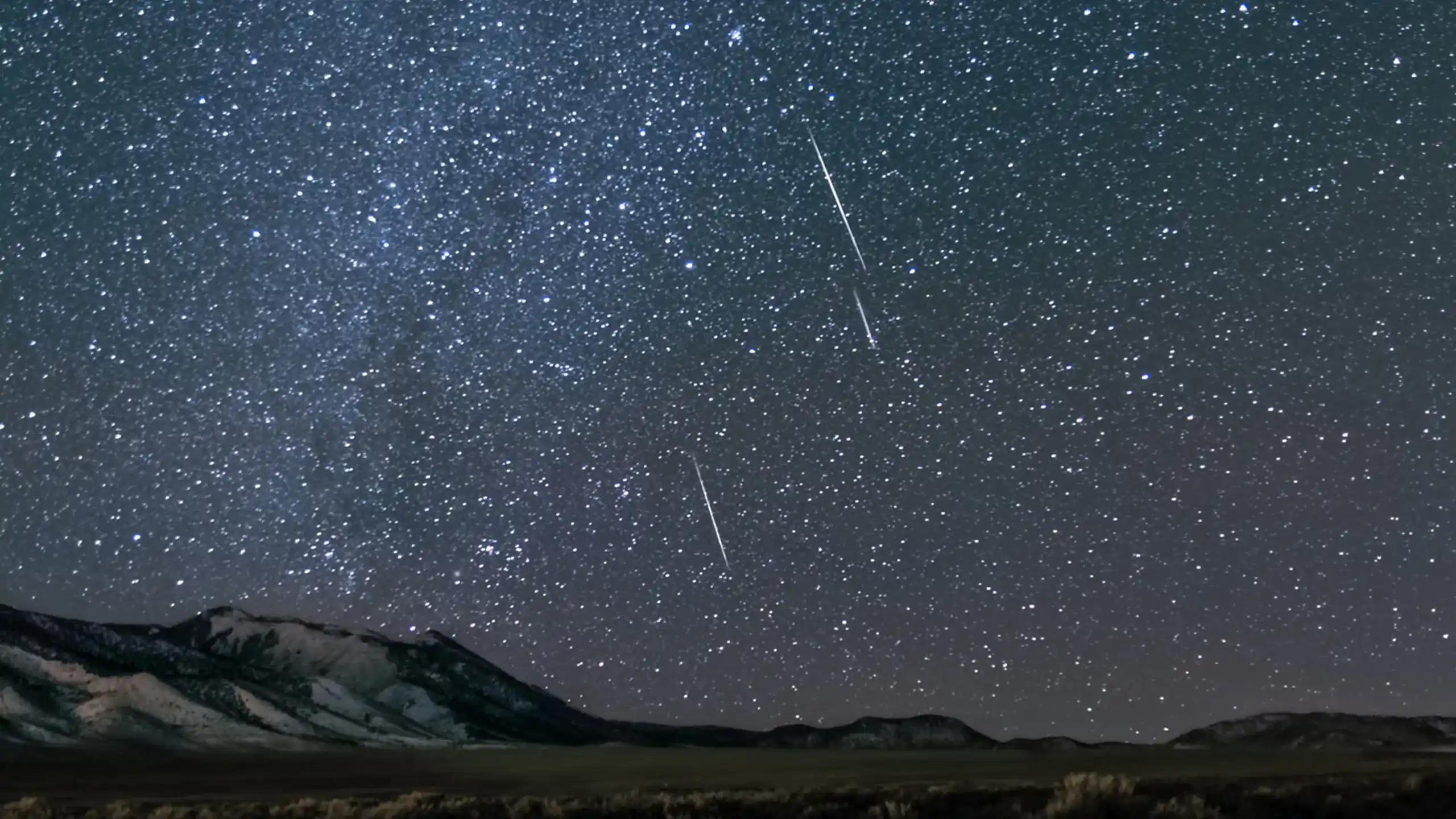 Lluvia de estrellas Gemínidas en el cielo, durante la noche