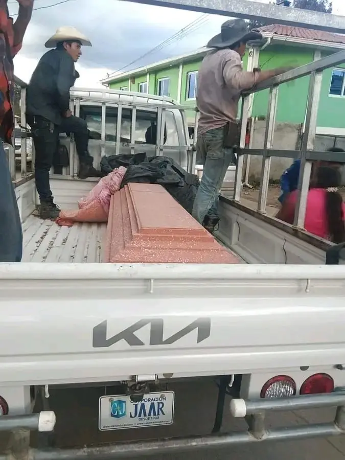 Foto del ataúd del joven que murió al caerle piedra en Lempira 