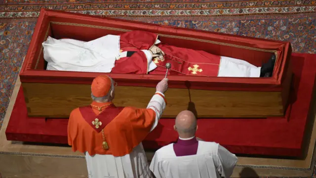 El funeral del papa Francisco, quien falleció el lunes 21 de abril en Roma a los 88 años, fue algo distinto a los de sus predecesores. Foto: cortesía de BBC