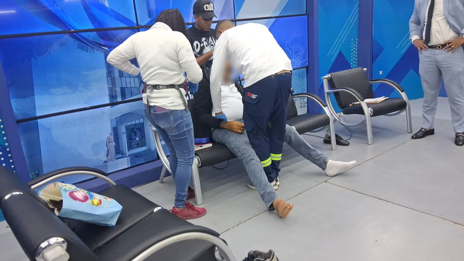 Mario Ureña recibiendo atención médica