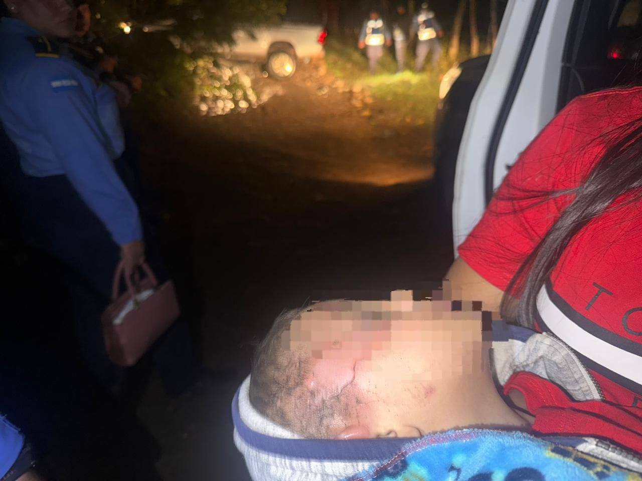 Momento en que recuperan al niño que fue raptado por su padre ebrio