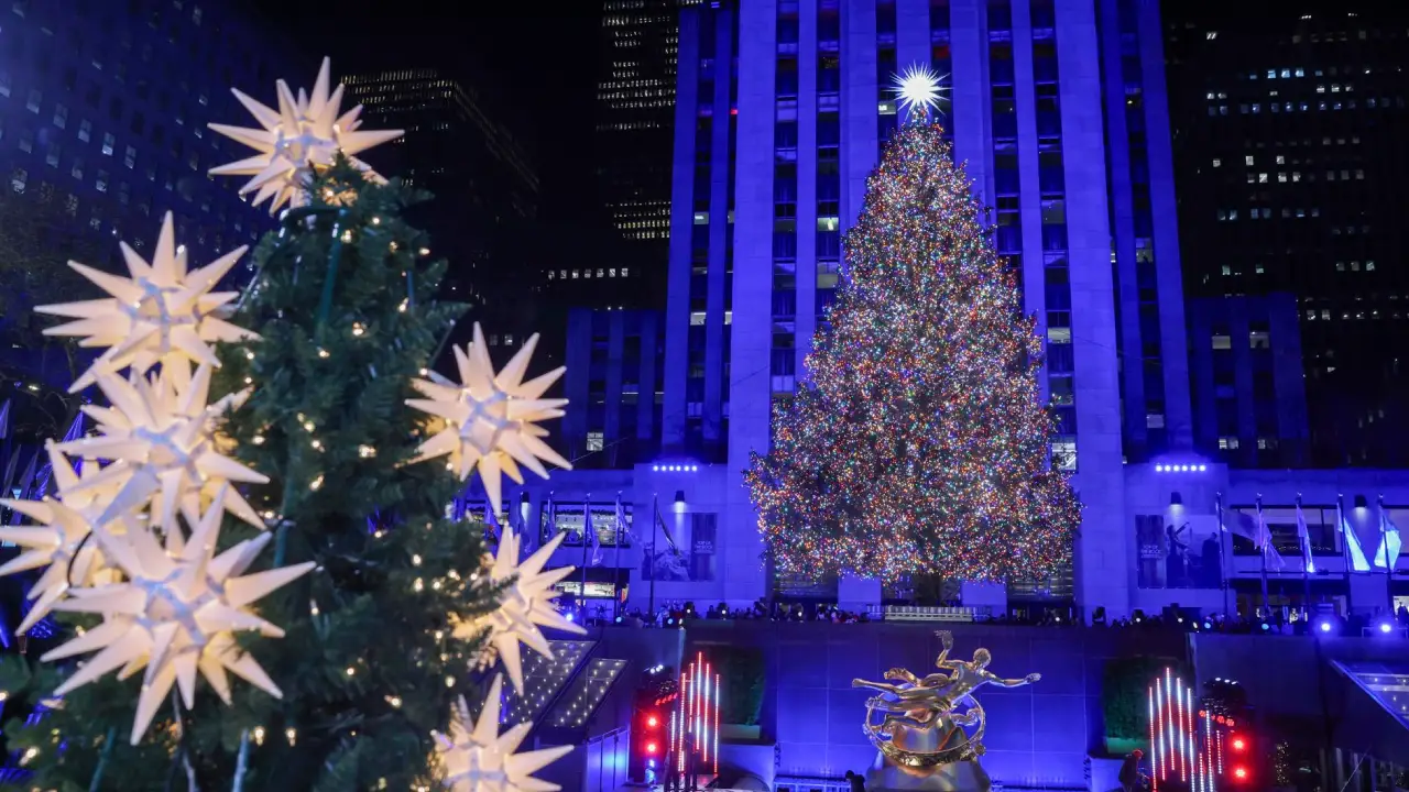 Imagen de Nueva York ilumina famoso árbol navideño en el Rockefeller Center