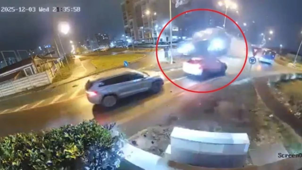 Imagen Principal de Nota: VIDEO: Conductor pierde el control y su carro sale volando en plena vía pública