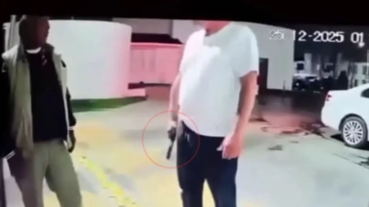 Hombre golpea a sexagenario y lo amenaza con pistola en caseta de seguridad